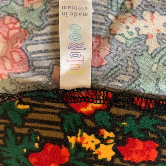 Lularoe red and yellow flower leggings size tall and curvy - Picture 4 of 4